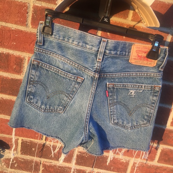 Vintage retro Levi’s distressed 550 relaxed fit denim jean shorts - Picture 4 of 8
